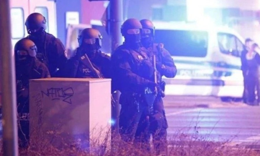 Almanya'da kilisede silahlı saldırı: Çok sayıda ölü ve yaralı var