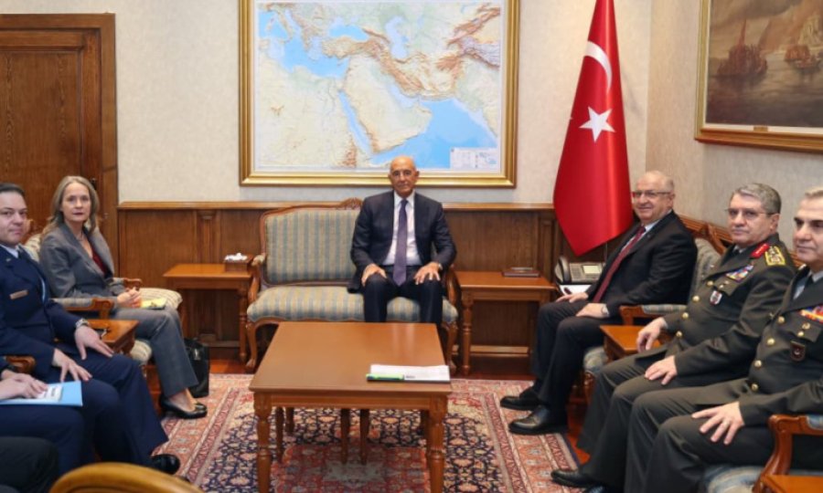 Milli Savunma Bakanlığı'nın paylaştığı fotoğraftaki oturma düzeni tepki çekti