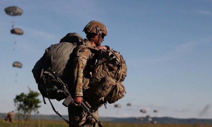 İran, sivil tesislerde saklanan Amerikalıların peşinde