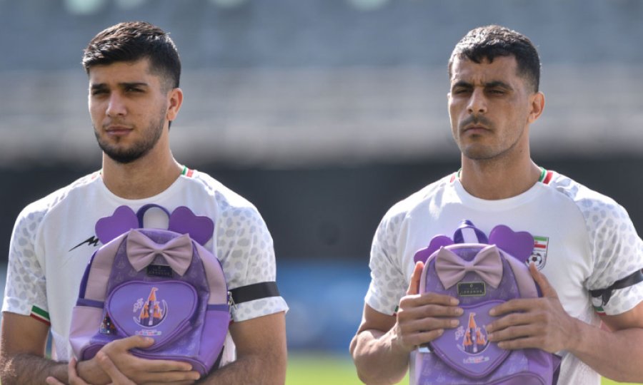 İranlı futbolculardan Türkiye'de yürek burkan protesto: Sahaya okul çantalarıyla çıktılar