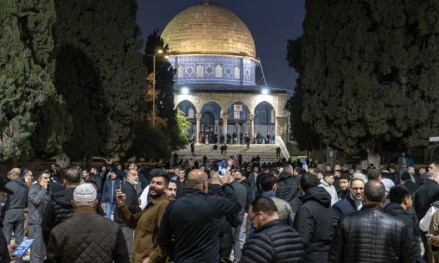 Filistinliler, savaş bahanesiyle 5 haftadır kapalı olan Aksa'ya akın etti
