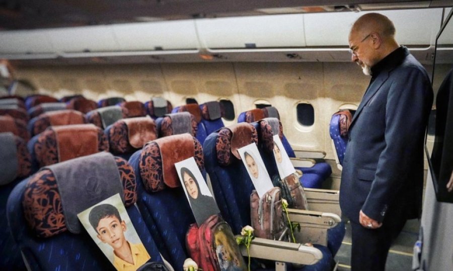 Kalibaf ateşkes görüşmesine ABD'nin katlettiği 168 öğrencinin resimleriyle gitti