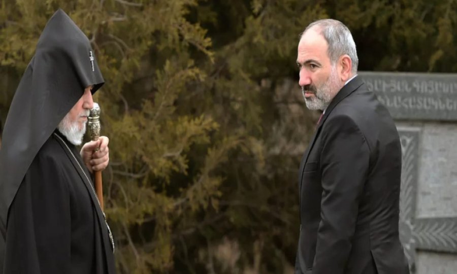 Paşinyan'dan Ermenistan Dini Liderini görevden alma hamlesi...