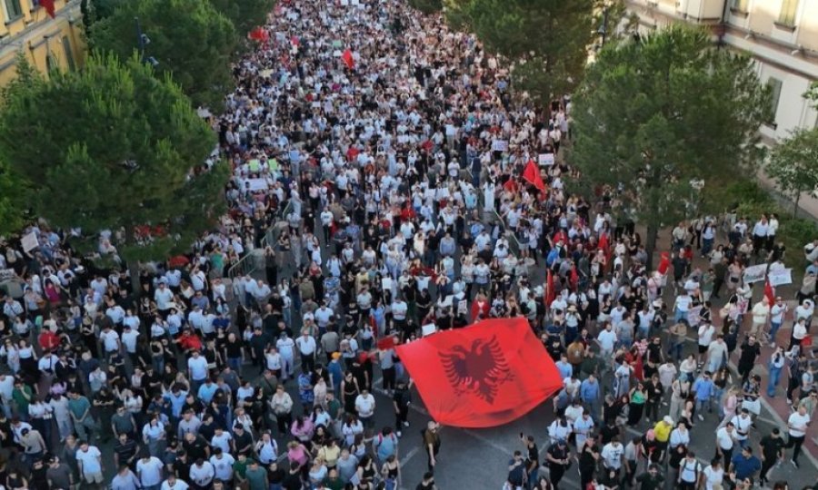 Kushner'in turizm projesi halkı sokağa döktü: Arnavutluk satılık değil!