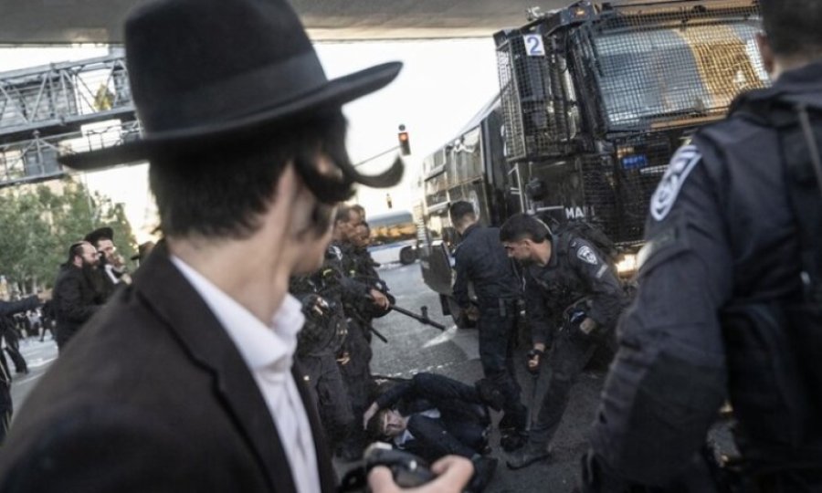 Siyonist İsrail polisleri, Haredi Yahudilere saldırdı