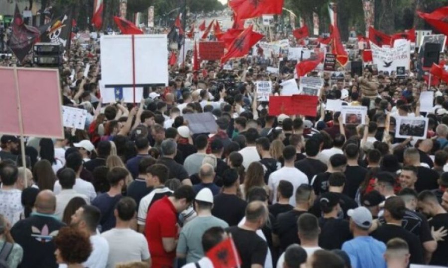 Arnavutluk'taki gösteriler yedinci gününde sürüyor 