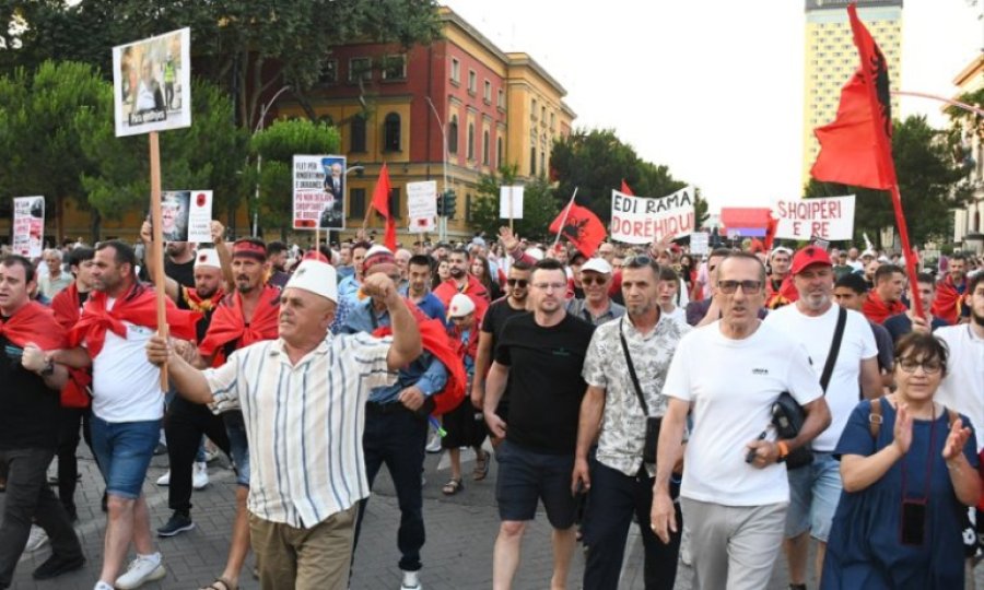 Arnavutluk'ta Zvernec'teki turizm projesine karşı gösteriler devam ediyor 